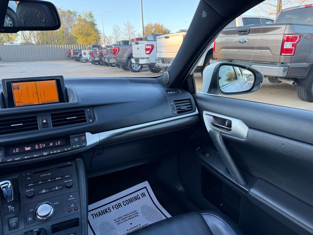 Lexus CT 200h Vehicle Full-screen Gallery Image 20