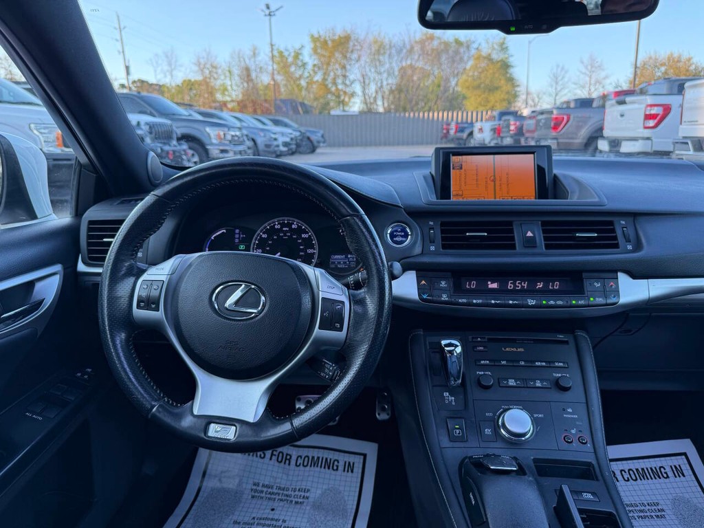 Lexus CT 200h Vehicle Full-screen Gallery Image 21