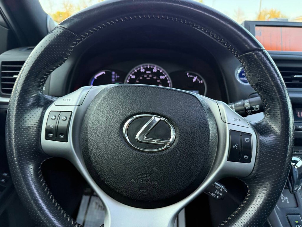 Lexus CT 200h Vehicle Full-screen Gallery Image 23