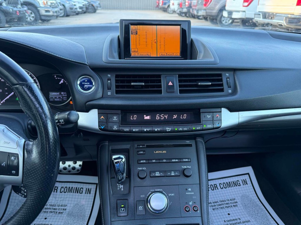 Lexus CT 200h Vehicle Full-screen Gallery Image 24