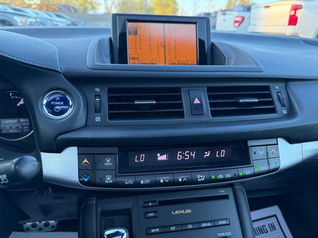 Lexus CT 200h Vehicle Full-screen Gallery Image 27