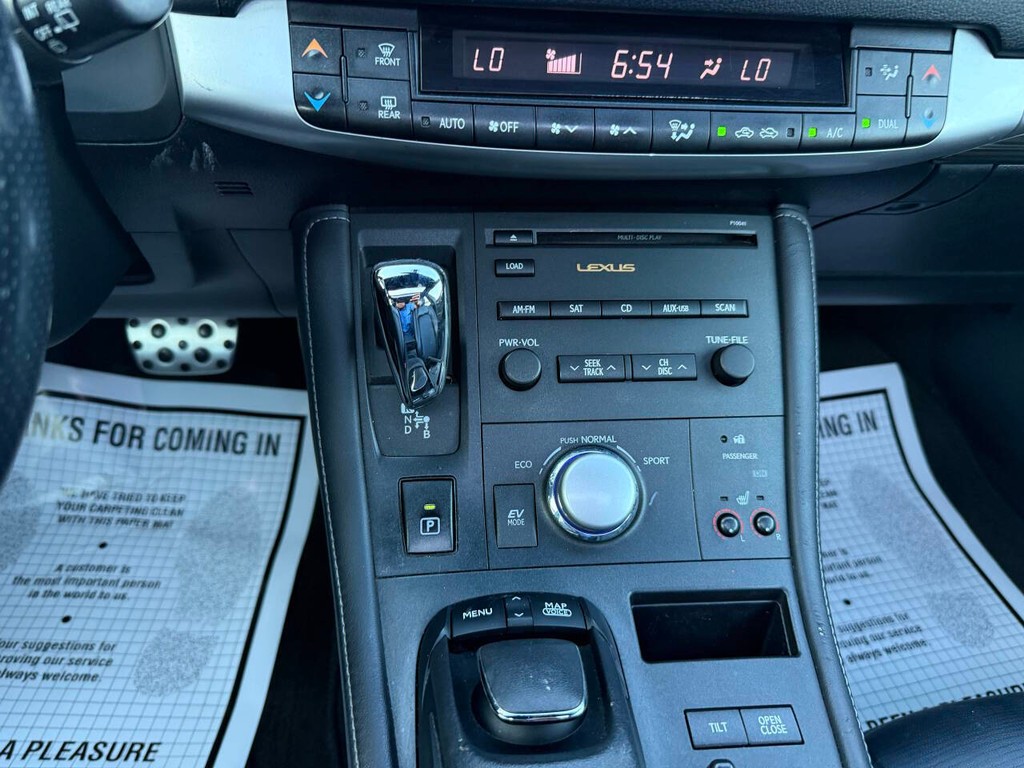 Lexus CT 200h Vehicle Full-screen Gallery Image 28