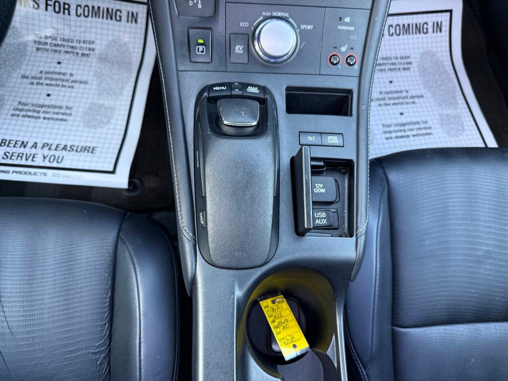 Lexus CT 200h Vehicle Full-screen Gallery Image 29