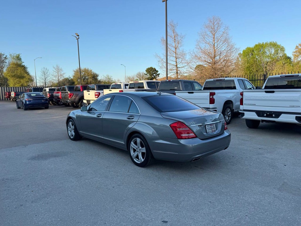Mercedes-Benz S-Class Vehicle Full-screen Gallery Image 04
