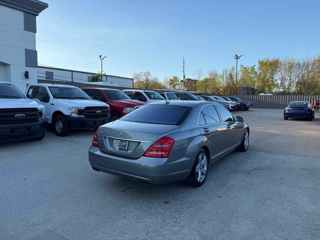 Mercedes-Benz S-Class Vehicle Full-screen Gallery Image 05