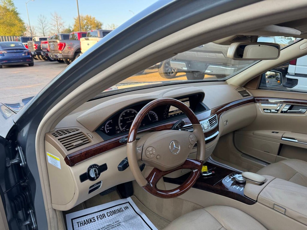 Mercedes-Benz S-Class Vehicle Full-screen Gallery Image 06