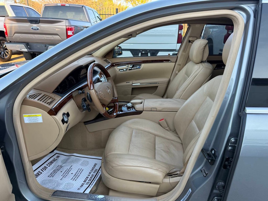 Mercedes-Benz S-Class Vehicle Full-screen Gallery Image 07