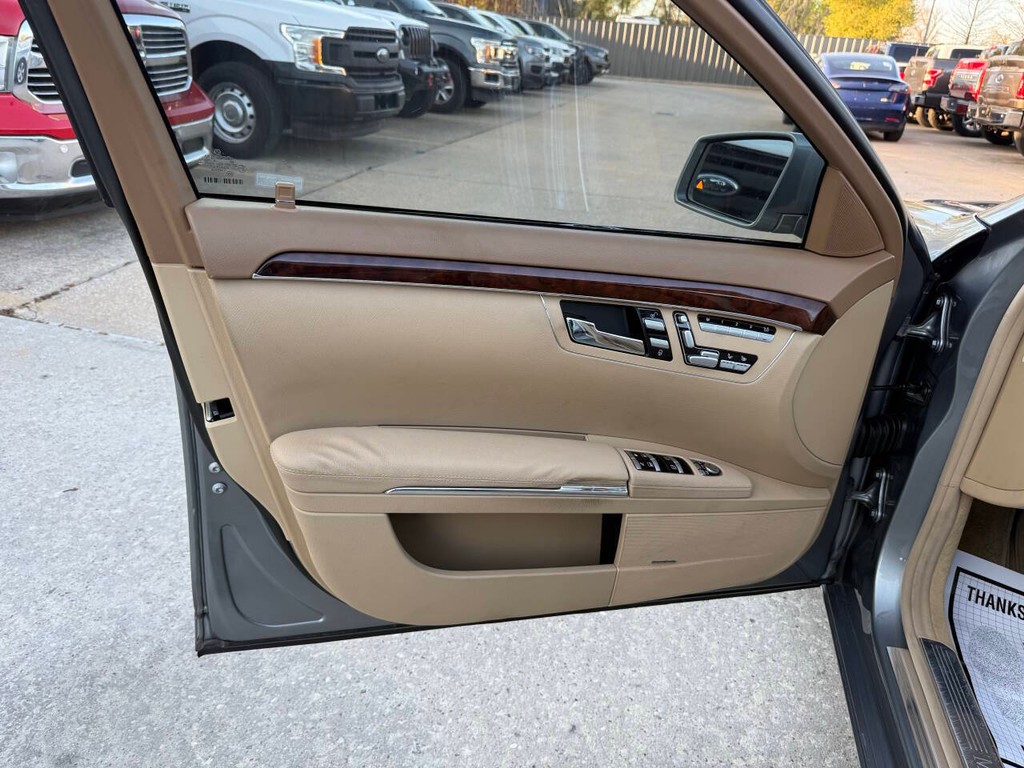 Mercedes-Benz S-Class Vehicle Full-screen Gallery Image 08