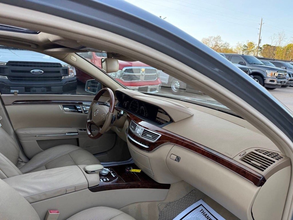 Mercedes-Benz S-Class Vehicle Full-screen Gallery Image 09