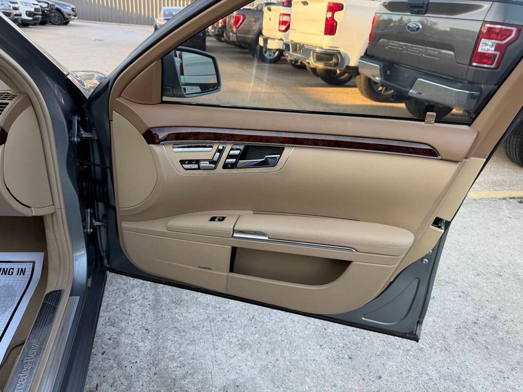 Mercedes-Benz S-Class Vehicle Full-screen Gallery Image 11