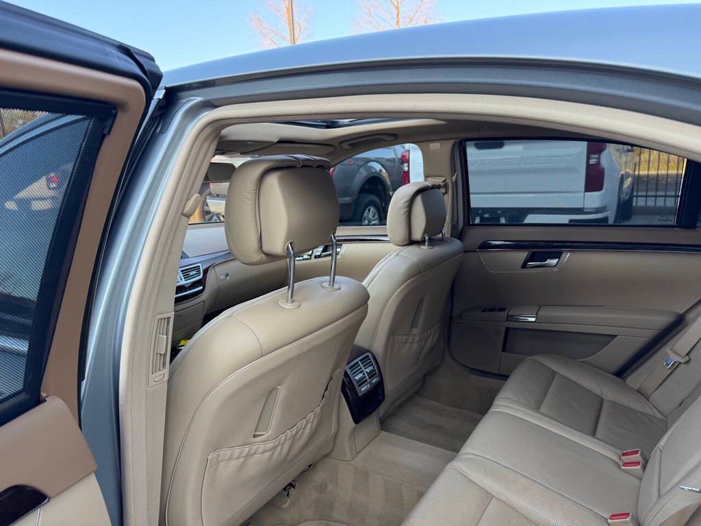 Mercedes-Benz S-Class Vehicle Full-screen Gallery Image 12