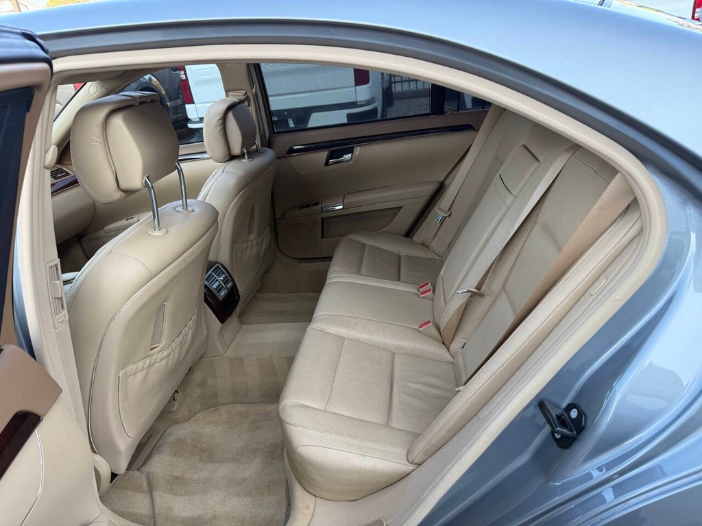 Mercedes-Benz S-Class Vehicle Full-screen Gallery Image 13