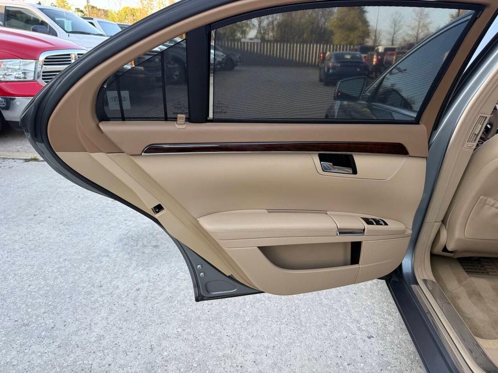 Mercedes-Benz S-Class Vehicle Full-screen Gallery Image 14