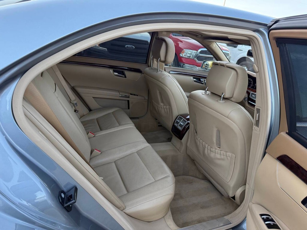 Mercedes-Benz S-Class Vehicle Full-screen Gallery Image 15