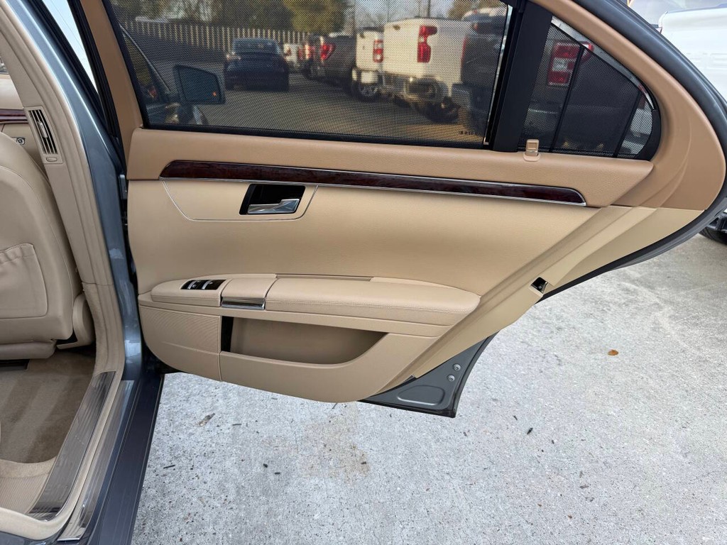 Mercedes-Benz S-Class Vehicle Full-screen Gallery Image 16