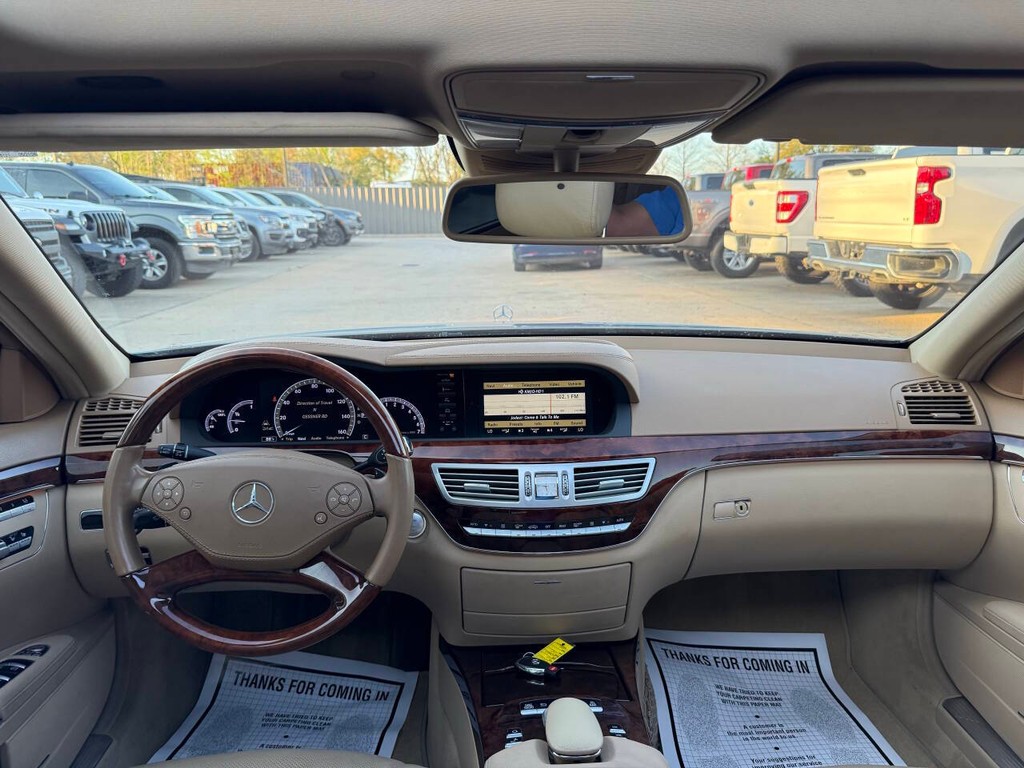 Mercedes-Benz S-Class Vehicle Full-screen Gallery Image 17