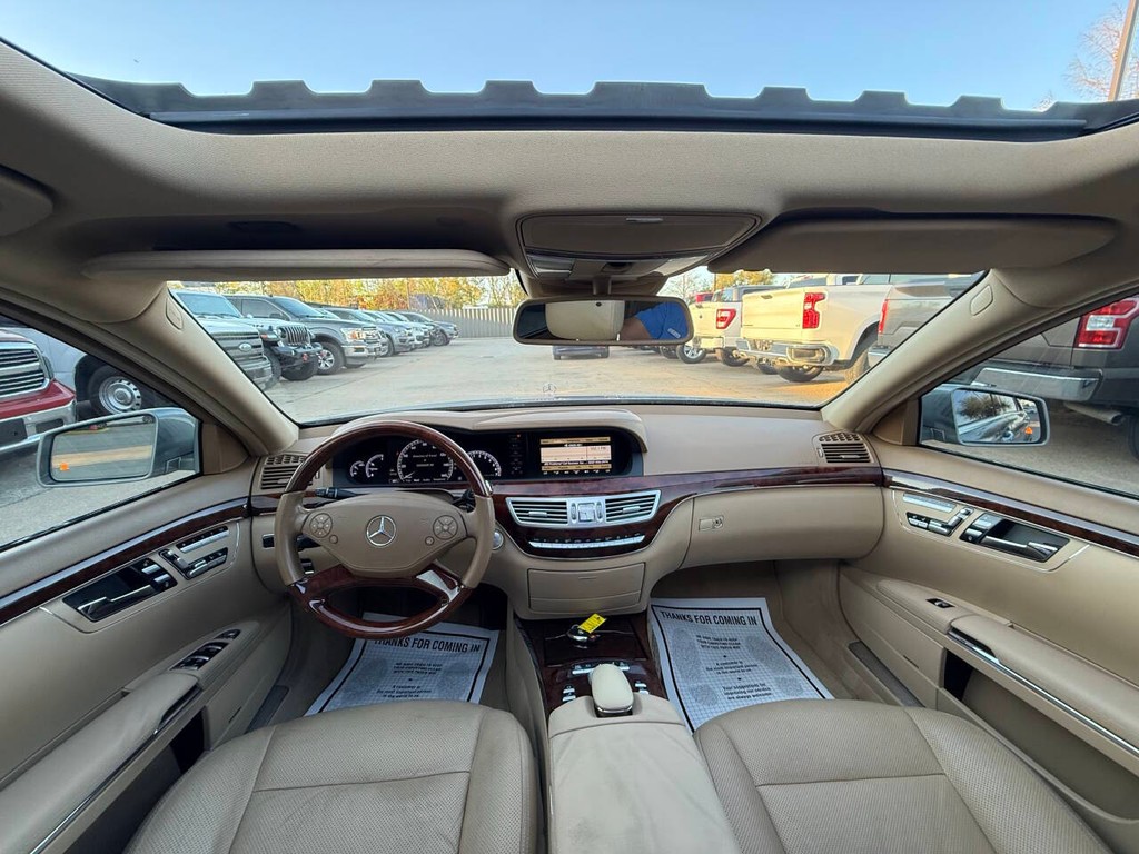 Mercedes-Benz S-Class Vehicle Full-screen Gallery Image 18