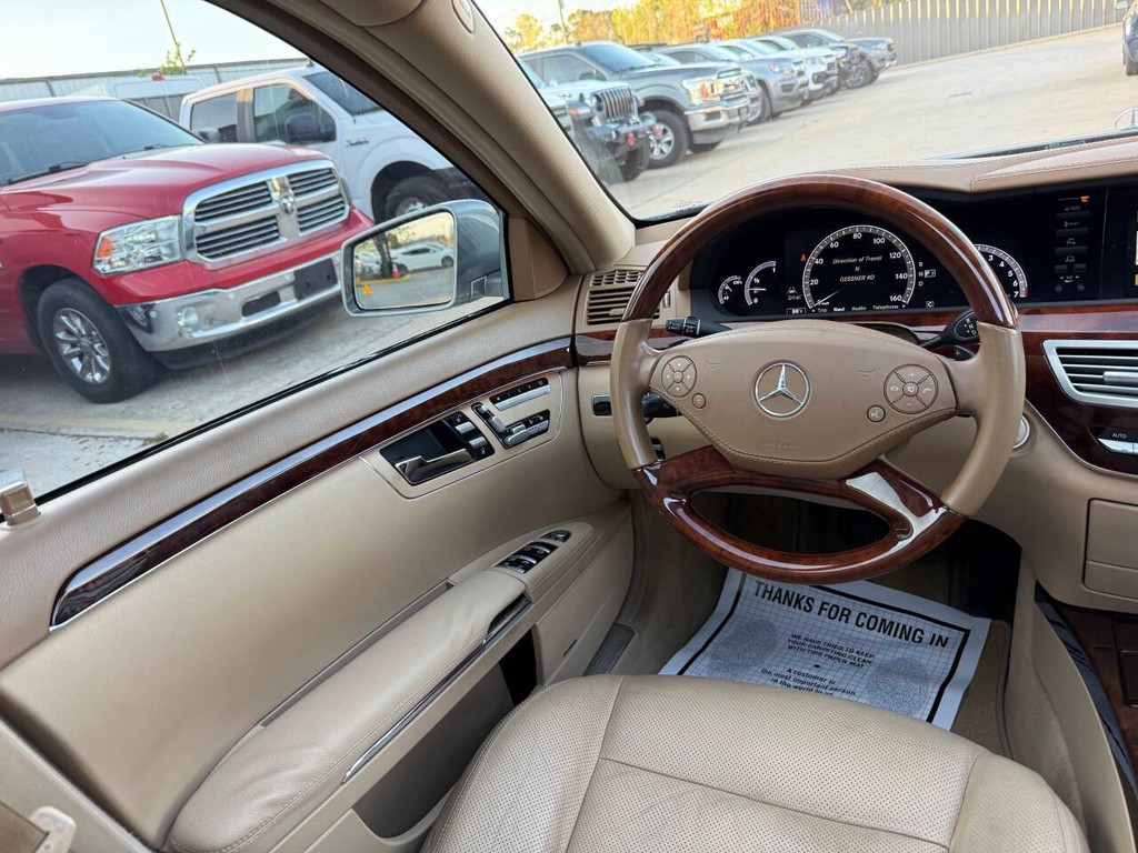 Mercedes-Benz S-Class Vehicle Full-screen Gallery Image 19