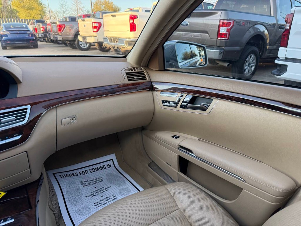 Mercedes-Benz S-Class Vehicle Full-screen Gallery Image 20