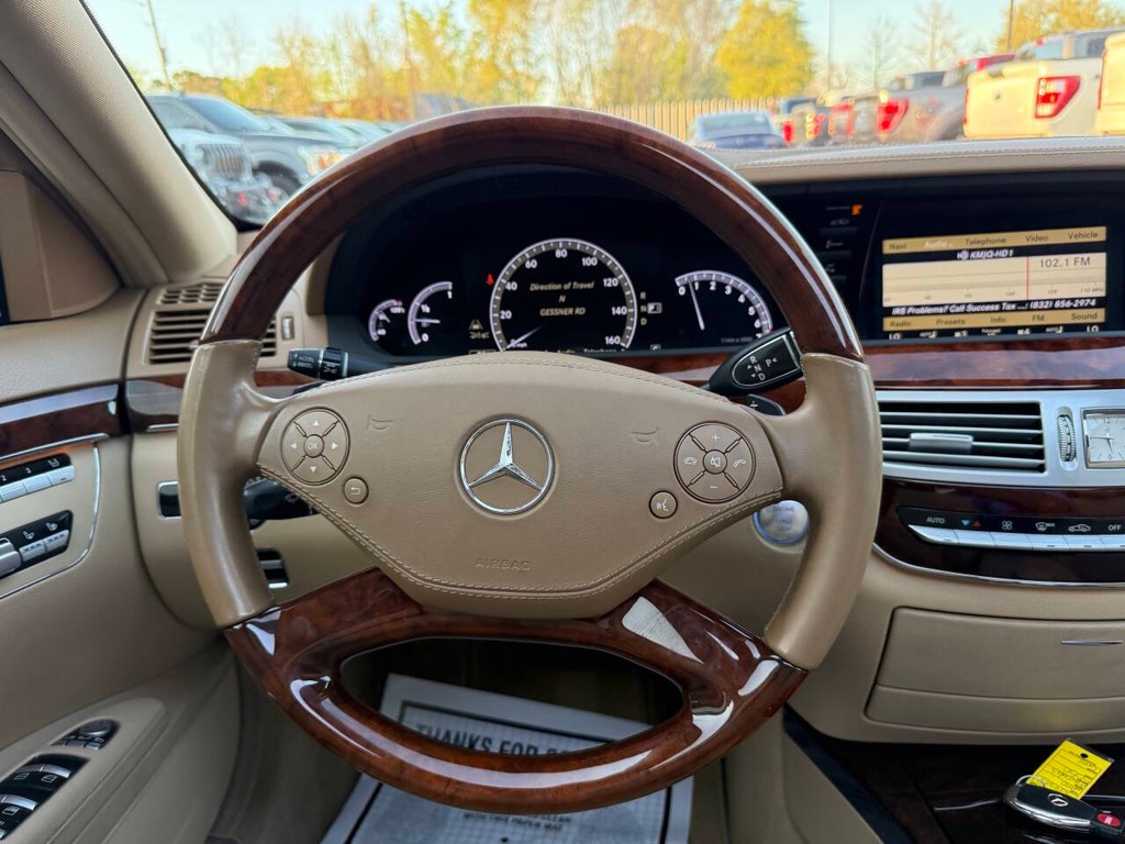 Mercedes-Benz S-Class Vehicle Full-screen Gallery Image 22