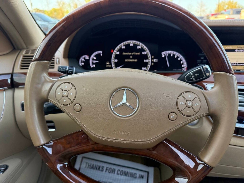 Mercedes-Benz S-Class Vehicle Full-screen Gallery Image 23