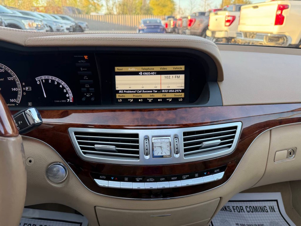 Mercedes-Benz S-Class Vehicle Full-screen Gallery Image 24