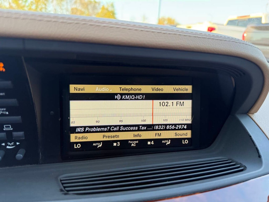 Mercedes-Benz S-Class Vehicle Full-screen Gallery Image 25