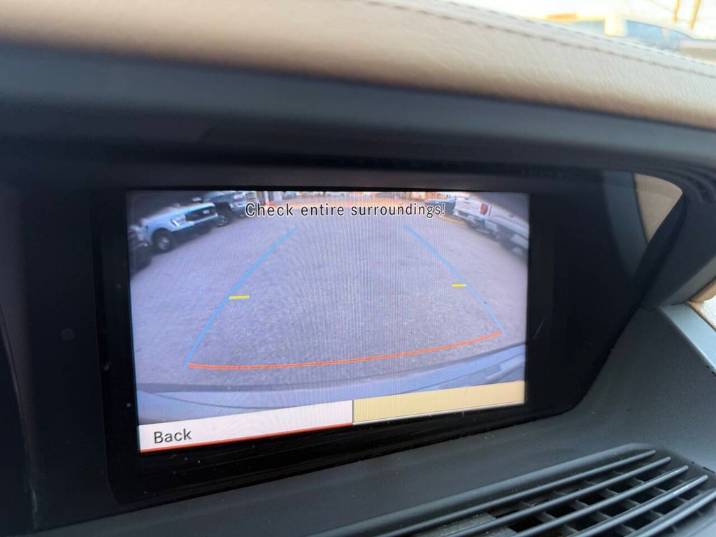 Mercedes-Benz S-Class Vehicle Full-screen Gallery Image 26