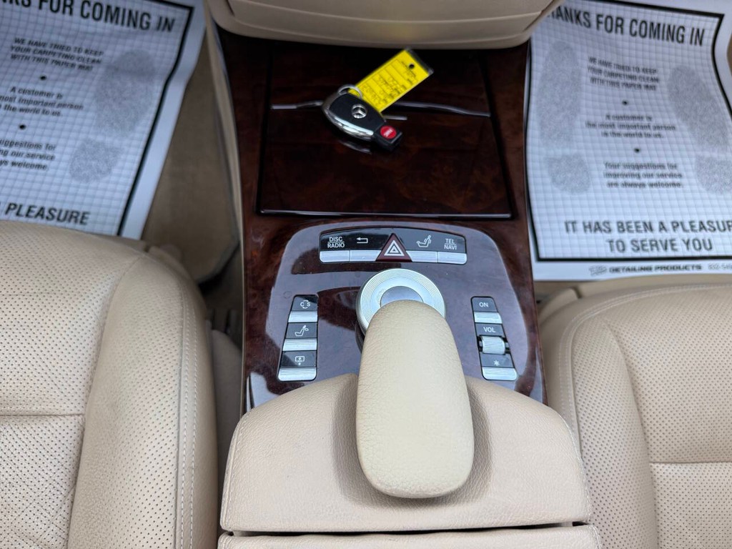 Mercedes-Benz S-Class Vehicle Full-screen Gallery Image 27