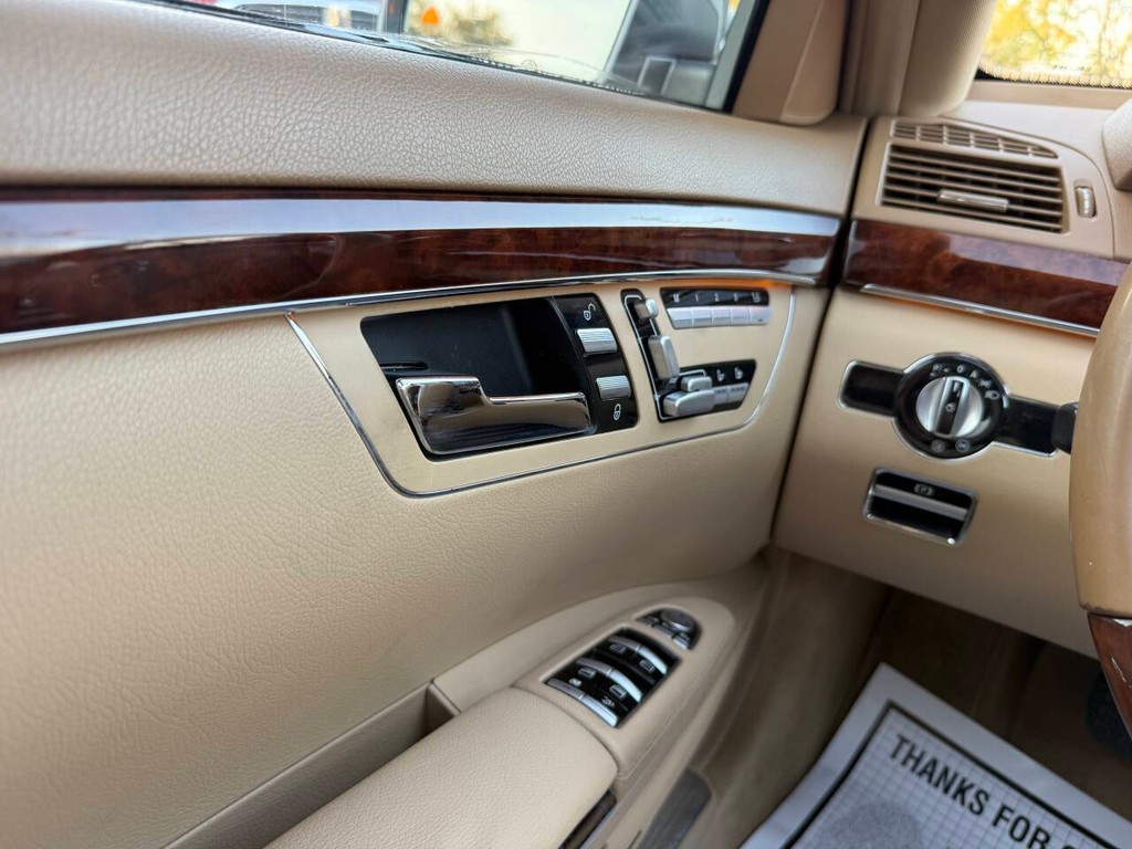 Mercedes-Benz S-Class Vehicle Full-screen Gallery Image 28