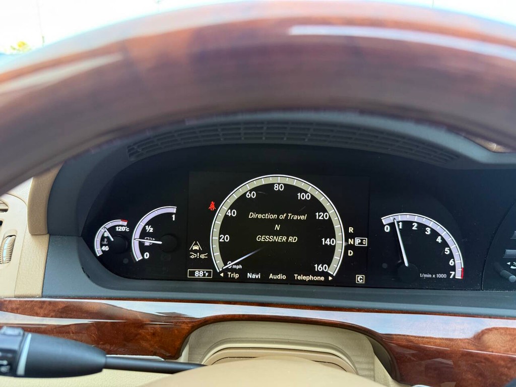 Mercedes-Benz S-Class Vehicle Full-screen Gallery Image 30