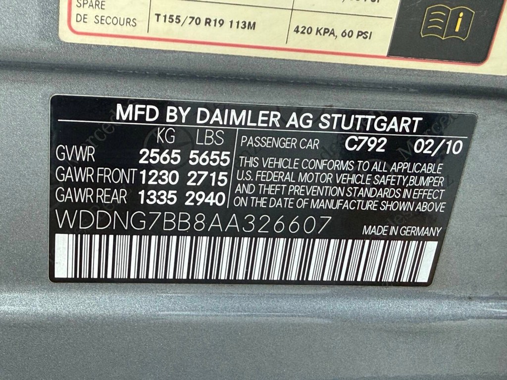 Mercedes-Benz S-Class Vehicle Full-screen Gallery Image 32