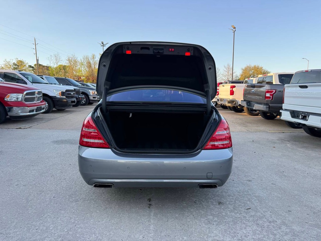 Mercedes-Benz S-Class Vehicle Full-screen Gallery Image 35