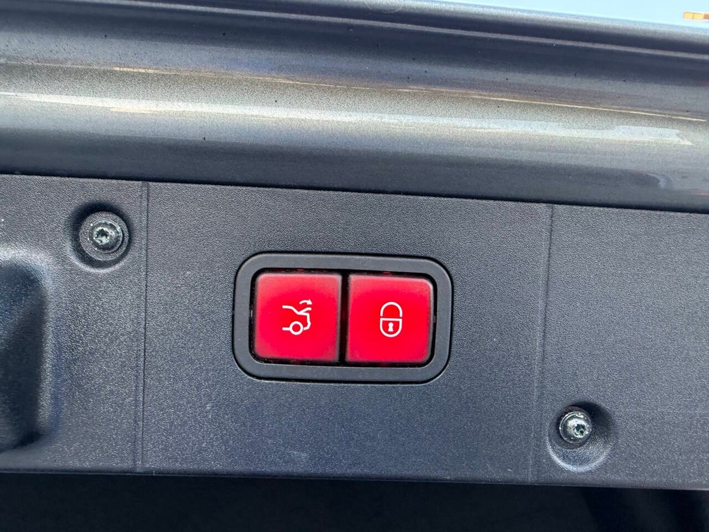 Mercedes-Benz S-Class Vehicle Full-screen Gallery Image 36