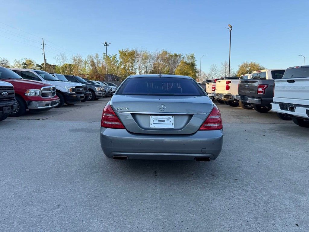 Mercedes-Benz S-Class Vehicle Full-screen Gallery Image 37