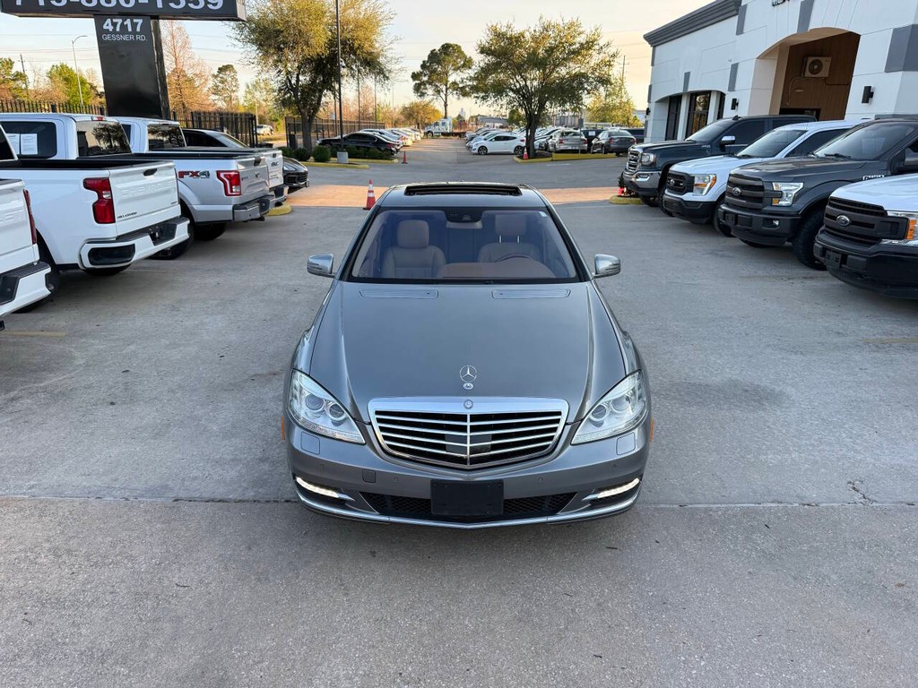 Mercedes-Benz S-Class Vehicle Full-screen Gallery Image 38