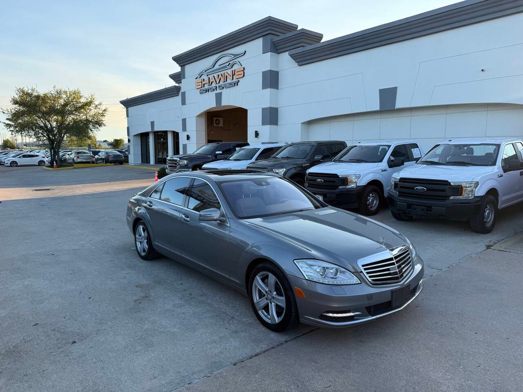 Mercedes-Benz S-Class Vehicle Full-screen Gallery Image 40
