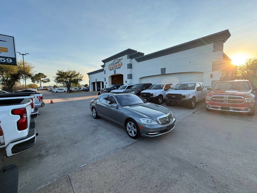 Mercedes-Benz S-Class Vehicle Full-screen Gallery Image 42