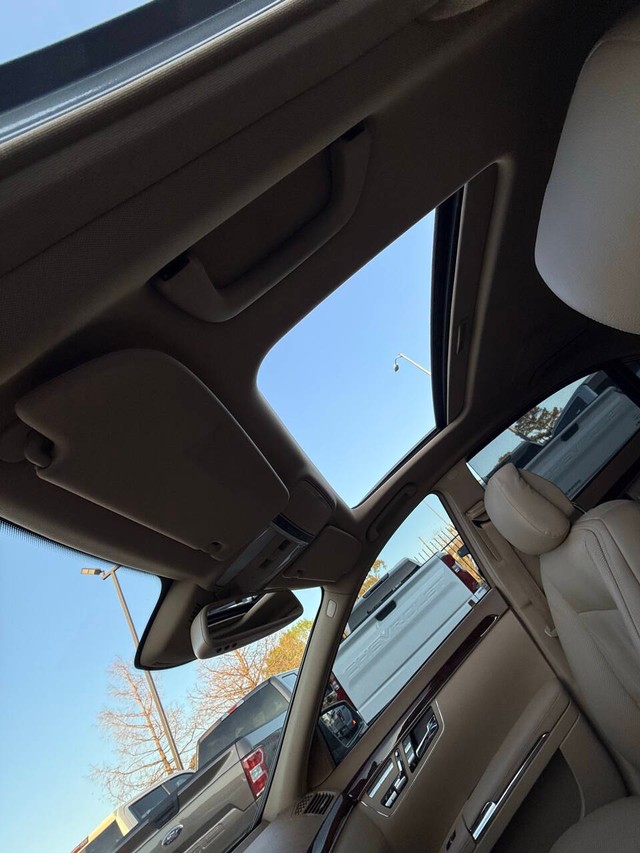 Mercedes-Benz S-Class Vehicle Full-screen Gallery Image 29