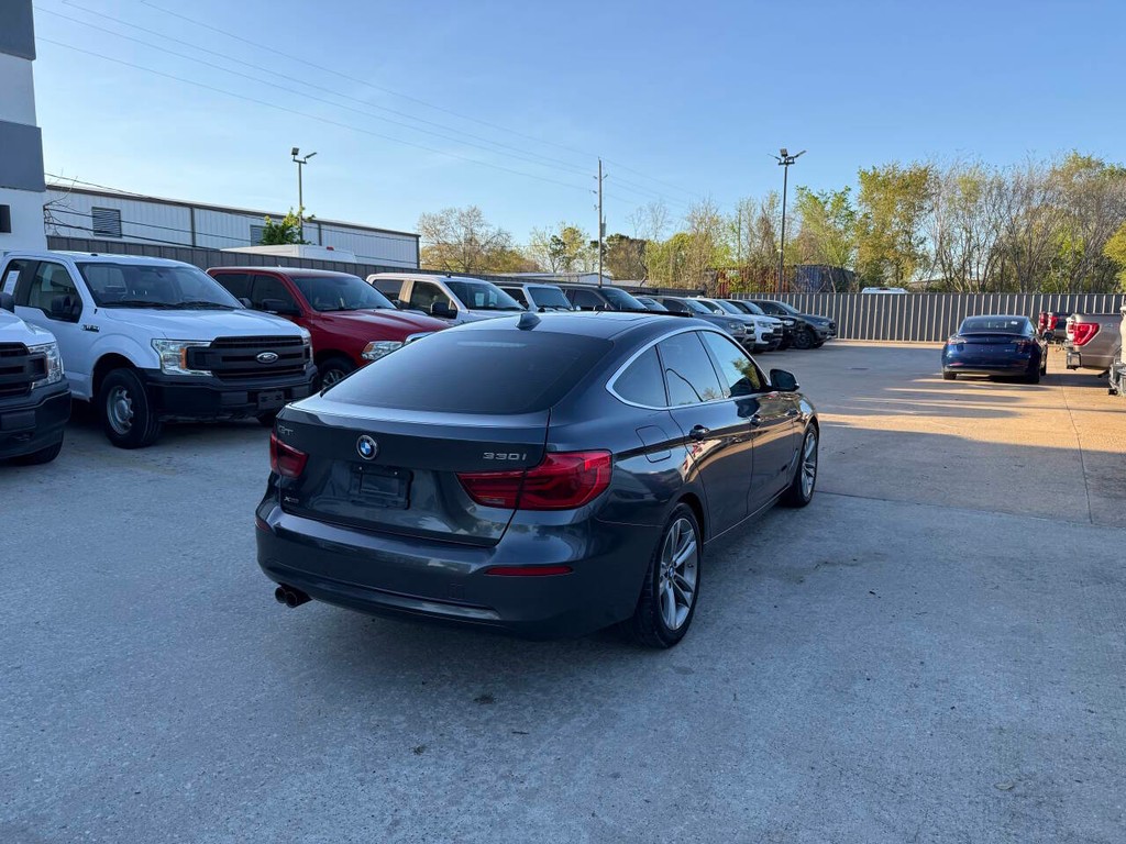 BMW 3 Series Vehicle Full-screen Gallery Image 05