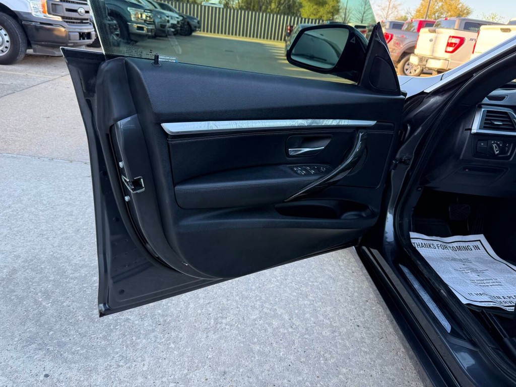 BMW 3 Series Vehicle Full-screen Gallery Image 08