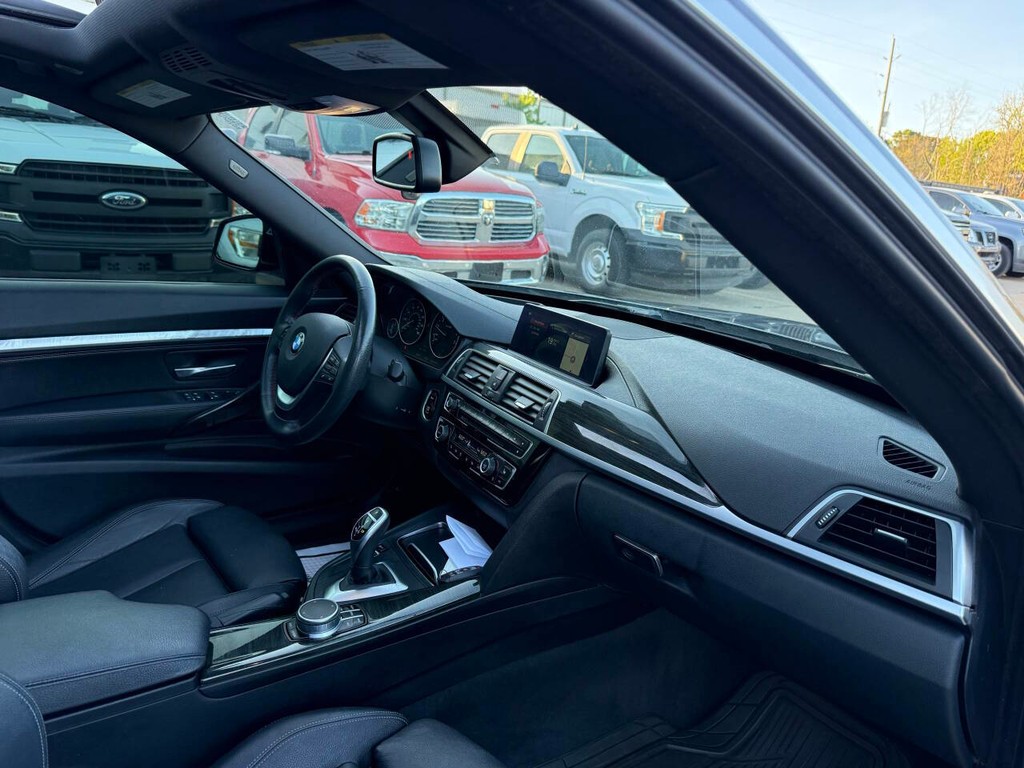 BMW 3 Series Vehicle Full-screen Gallery Image 09