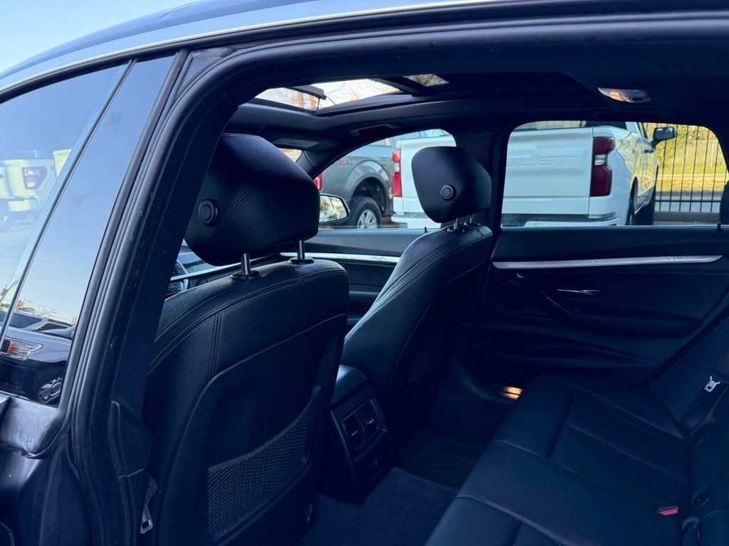 BMW 3 Series Vehicle Full-screen Gallery Image 12