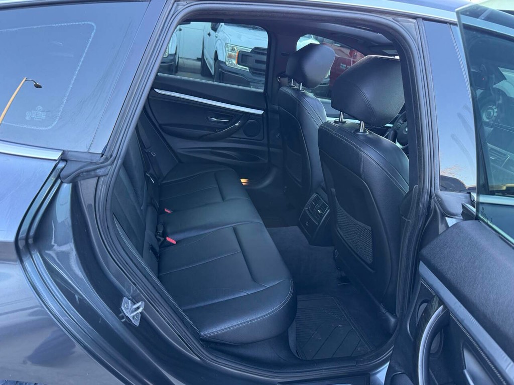 BMW 3 Series Vehicle Full-screen Gallery Image 15