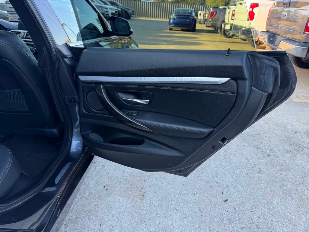 BMW 3 Series Vehicle Full-screen Gallery Image 16