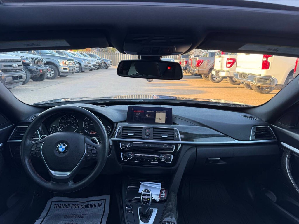 BMW 3 Series Vehicle Full-screen Gallery Image 17