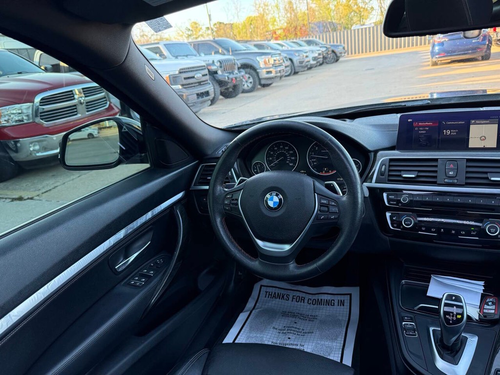 BMW 3 Series Vehicle Full-screen Gallery Image 19