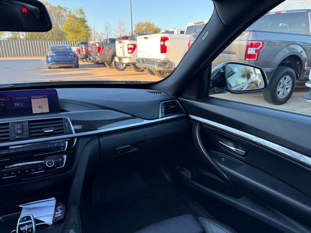 BMW 3 Series Vehicle Full-screen Gallery Image 20