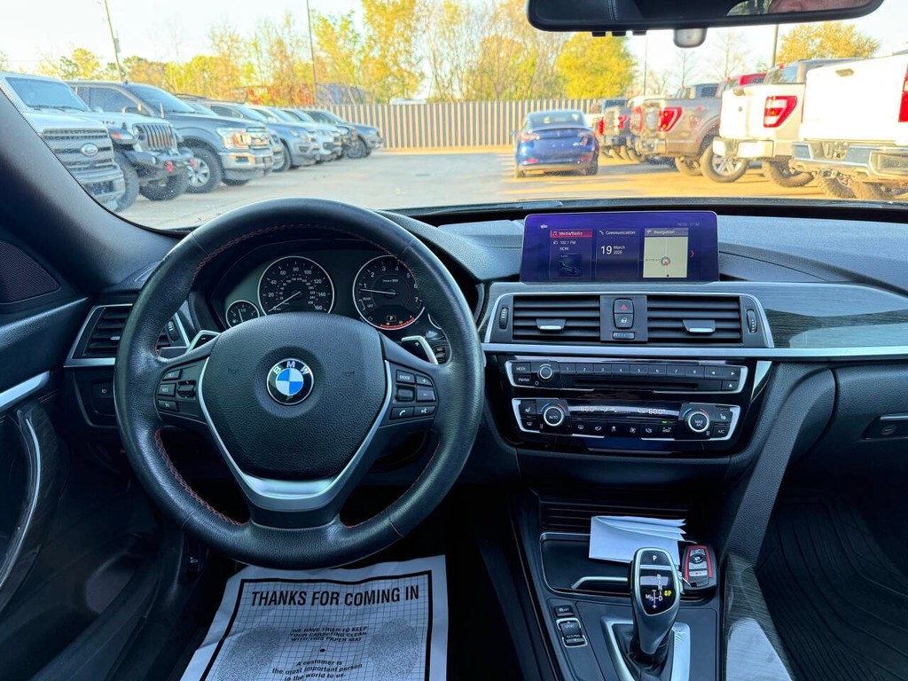 BMW 3 Series Vehicle Full-screen Gallery Image 21