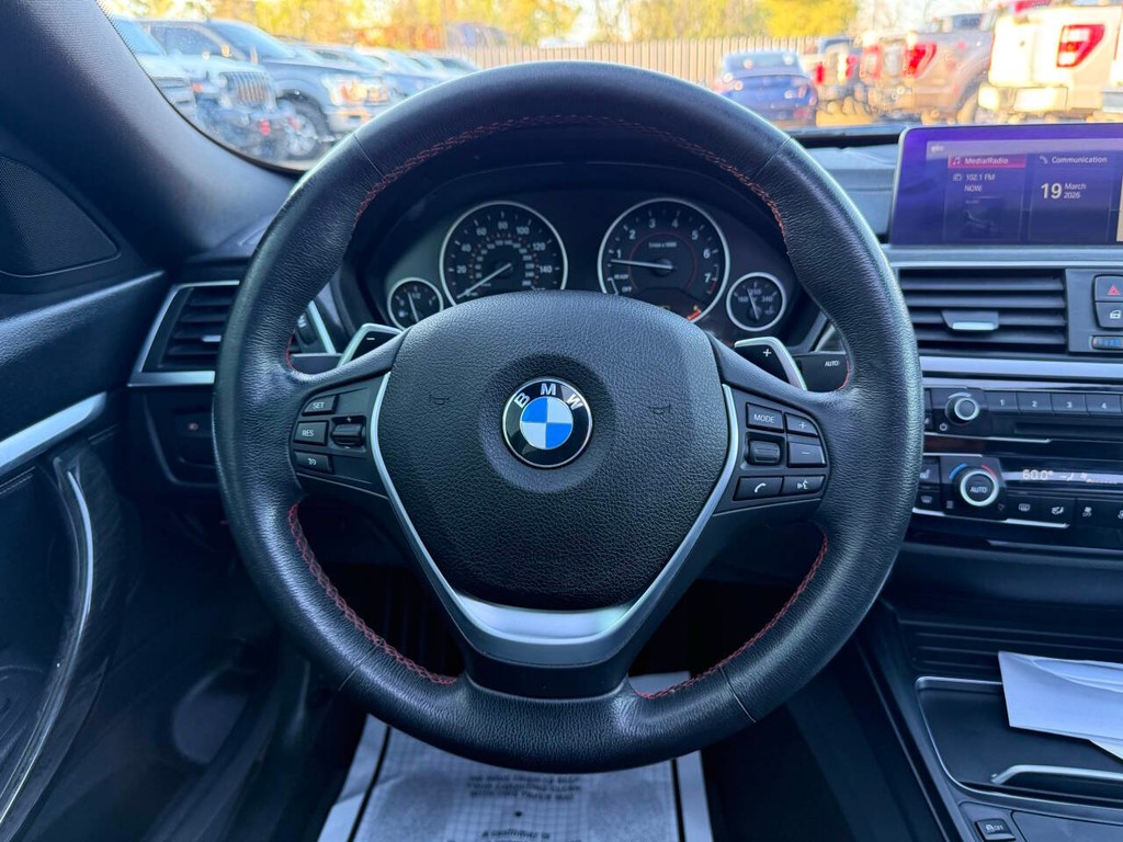 BMW 3 Series Vehicle Full-screen Gallery Image 22